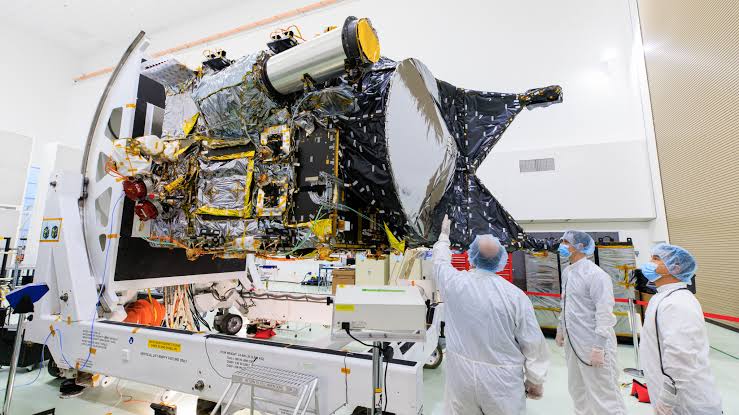 The full flight system, including the spacecraft’s two five-panel solar arrays. (NASA/JPL-Caltech)